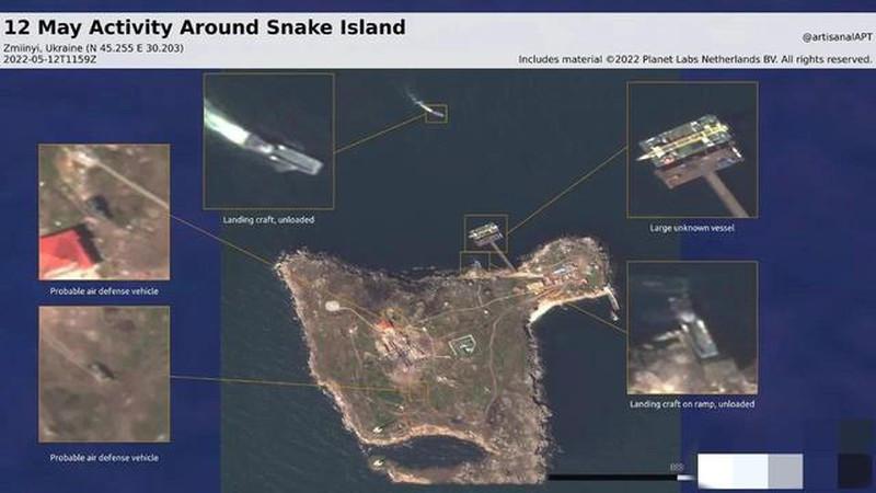 Nghĩ thời cơ đã chín muồi, cũng trong ngày 7/5, quân đội Ukraine bắt đầu mở chiến dịch đổ bộ quy mô lớn tái chiếm đảo Rắn. Phía Ukraine đã thu gom số máy bay chiến đấu Su-27, cường kích bom Su-24, trực thăng Mi-8, Mi-24, UAV TB-2, tàu đổ bộ lớp Centaur cùng gần một trăm lính thủy đánh bộ.