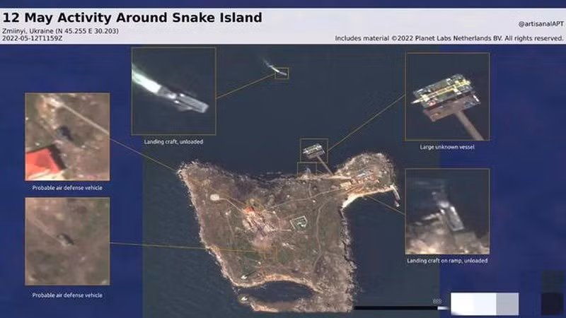 Nghĩ thời cơ đã chín muồi, cũng trong ngày 7/5, quân đội Ukraine bắt đầu mở chiến dịch đổ bộ quy mô lớn tái chiếm đảo Rắn. Phía Ukraine đã thu gom số máy bay chiến đấu Su-27, cường kích bom Su-24, trực thăng Mi-8, Mi-24, UAV TB-2, tàu đổ bộ lớp Centaur cùng gần một trăm lính thủy đánh bộ.