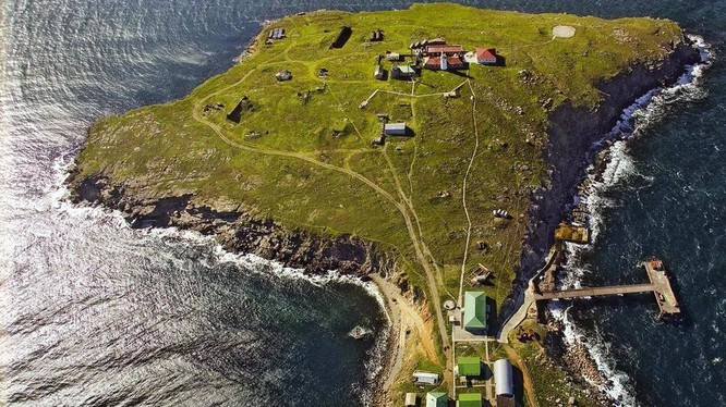 Như vậy Đảo Rắn không chỉ có giá trị chiến lược quan trọng đối với cả Nga và Ukraine, mà còn có ý nghĩa chính trị to lớn. Do đó, quyền kiểm soát của quân đội Nga đối với Đảo Rắn sẽ chỉ được củng cố chứ không bị suy yếu; điều đó có nghĩa là Ukraine có rất ít hy vọng chiếm lại Đảo Rắn bằng biện pháp quân sự trong tương lai.