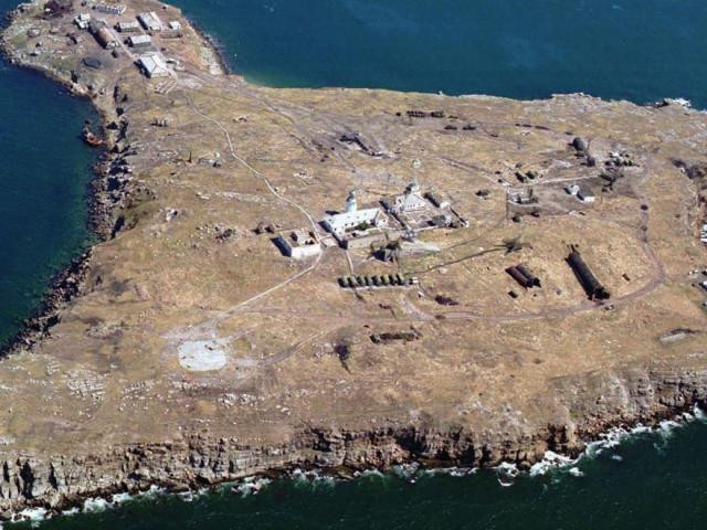 Trước khi xung đột Nga-Ukraine nổ ra, phía Ukraine đã xây dựng một trạm nghiên cứu biển, một bưu điện, một ngân hàng, một trạm cấp cứu, một sân bay trực thăng, 2 bến tàu, truyền hình vệ tinh, điện thoại Internet, tháp điện thoại di động; trên đảo có 95 lính biên phòng cùng nhân viên để bảo vệ.