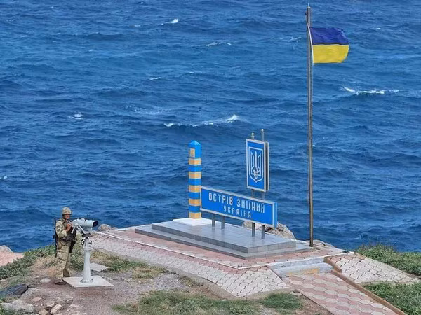 Nếu Ukraine phát huy vai trò đảo tiền tiêu, với sự hỗ trợ của hải quân, sẽ không bị quân đội Nga phong tỏa tới các cảng của Ukraine trên bờ Biển Đen. Vì Đảo Rắn có giá trị chiến lược lớn đối với cả Nga và Ukraine, nên đã trở thành một trong những tâm điểm tranh chấp giữa Nga và Ukraine. 