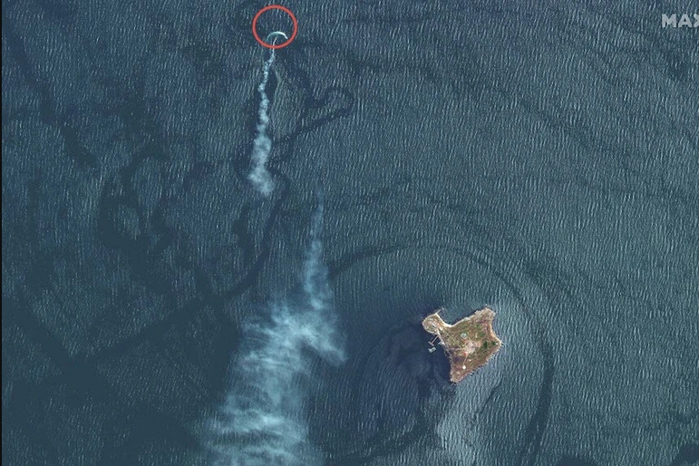 Vào ngày 2/5, quân đội Ukraine đã sử dụng UAV TB-2 do Thổ Nhĩ Kỳ sản xuất để đánh chìm hai tàu tấn công nhanh lớp Raptor của Nga ở vùng biển gần Đảo Rắn; vào ngày 7/5, một UAV TB-2 khác tiếp tục đánh chìm một tàu đổ bộ nhỏ của Nga.