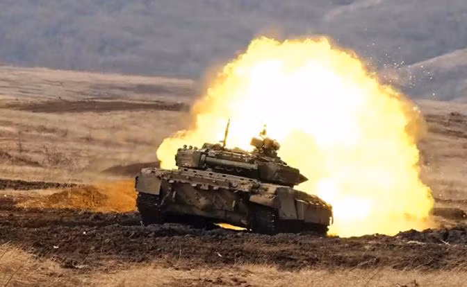 Quân đội Nga đã huy động đủ phương tiện cơ động, đặc biệt là xe tăng, xe bọc thép và thậm chí là cả xe ô tô và xe máy địa hình, để tấn công Quân đội Ukraine theo nhiều hướng; mục đích là tìm ra điểm yếu trong tuyến phòng thủ của quân Ukraine. 