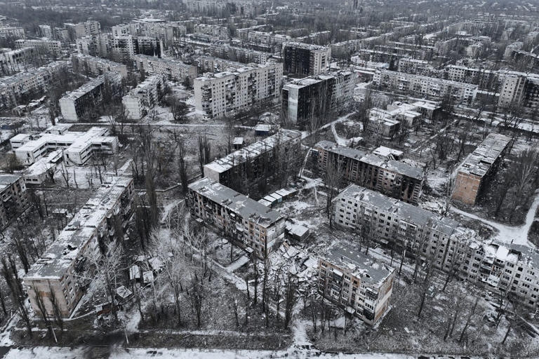 Phía Nga tuyên bố, Ukraine đã không phản ứng kịp thời trước khi kênh rút lui bị Nga phong tỏa hoàn toàn, nên xe bọc thép khó có thể vượt qua vòng vây. Về việc “rút lui an toàn” mà Ukraine đề cập đến, thì “hoàn toàn không tồn tại”.