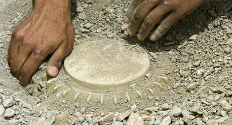 Vào đầu tháng 6, quân đội Ukraine đã mở chiến dịch tấn công quân đội Nga từ ít nhất ba địa điểm ở miền nam Ukraine. Nhưng họ phát hiện ra rằng, một số lượng lớn mìn, vật cản và các thiết bị nổ ngẫu hứng được gài trong lòng đất, đã khiến họ mắc kẹt và không thể tiến lên, khiến một lượng lớn trang bị đã bị phá hủy. Ảnh: Geme.