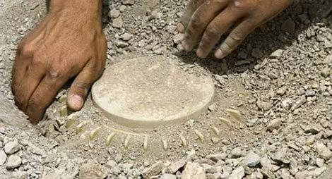 Vào đầu tháng 6, quân đội Ukraine đã mở chiến dịch tấn công quân đội Nga từ ít nhất ba địa điểm ở miền nam Ukraine. Nhưng họ phát hiện ra rằng, một số lượng lớn mìn, vật cản và các thiết bị nổ ngẫu hứng được gài trong lòng đất, đã khiến họ mắc kẹt và không thể tiến lên, khiến một lượng lớn trang bị đã bị phá hủy. Ảnh: Geme.