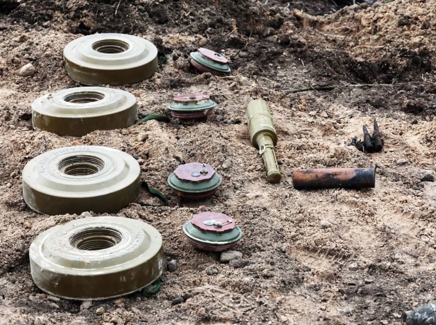 Để tiếp cận phòng tuyến của Nga, quân đội Ukraine phải vượt qua một khu vực được bố trí bằng hàng chục loại mìn làm bằng nhựa và kim loại có hình dạng giống như hộp kẹo hoặc lon nước ngọt, với nhiều loại khác nhau. Ảnh: UA.