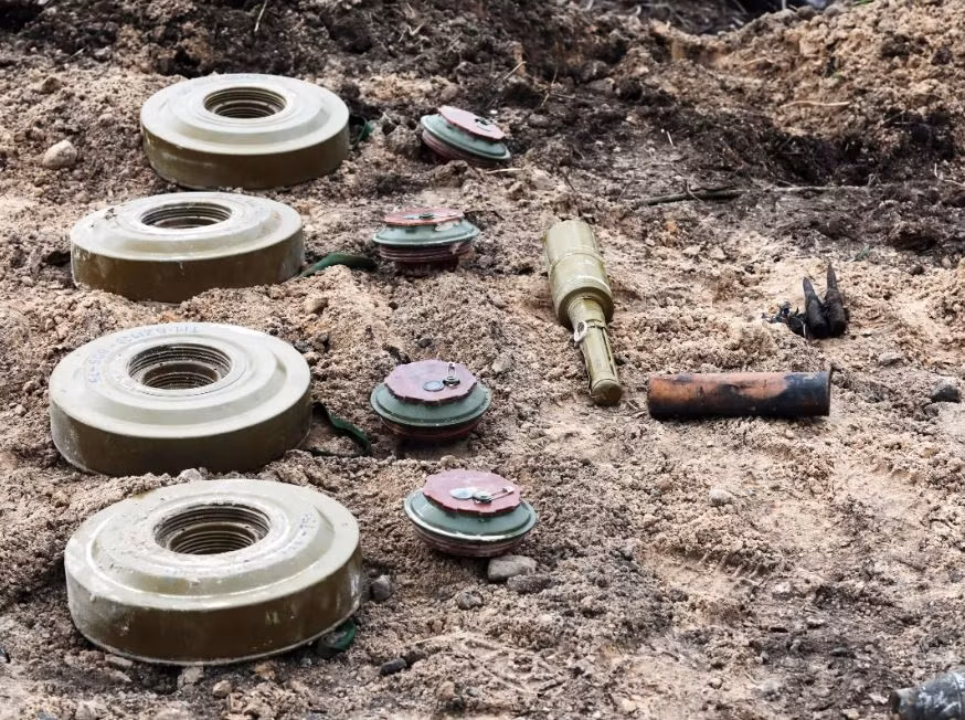 Để tiếp cận phòng tuyến của Nga, quân đội Ukraine phải vượt qua một khu vực được bố trí bằng hàng chục loại mìn làm bằng nhựa và kim loại có hình dạng giống như hộp kẹo hoặc lon nước ngọt, với nhiều loại khác nhau. Ảnh: UA.