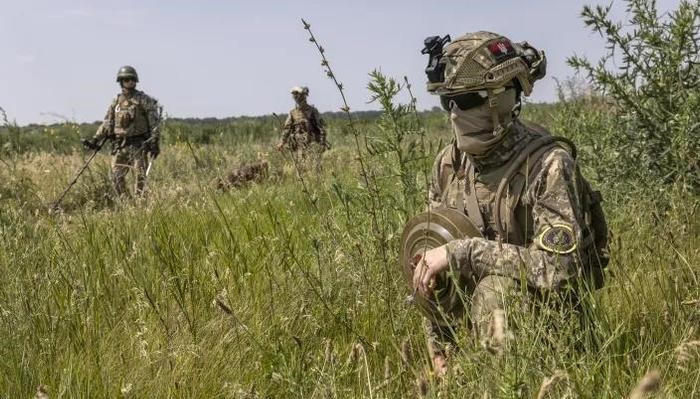 Những người trong cuộc của quân đội Ukraine cho rằng, các bãi mìn dày đặc đã buộc quân đội Ukraine phải thay đổi chiến lược phản công. Hiện nay, quân đội Ukraine đã từ bỏ xe tăng chiến đấu chủ lực và xe chiến đấu bộ binh do các đồng minh phương Tây viện trợ, thay vào đó là tiến công bộ từ từ trên chiến trường. Ảnh: Flickr.