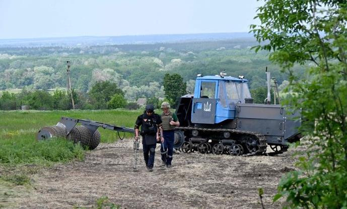Các quan chức Mỹ cũng thừa nhận việc tạm dừng hoạt động và cho biết quân đội Ukraine đã bắt đầu nối lại hoạt động phản công, nhưng thận trọng hơn khi băng qua các bãi mìn. Trong khi đó các quan chức Ukraine trách phương Tây không cung cấp đủ thiết bị rà phá mìn như đã hứa. Ảnh: Oryx.