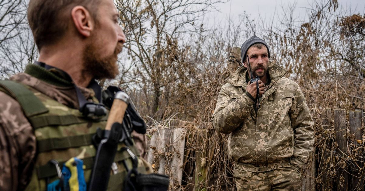 Mặc dù lãnh đạo Ukraine phủ nhận một số quân Ukraine bị bắt, nhưng trên mạng xã hội, nhiều binh sĩ Ukraine thừa nhận rằng, một số đồng đội của họ chưa kịp rút đã bị bắt làm tù binh, đặc biệt là một số người bị thương.