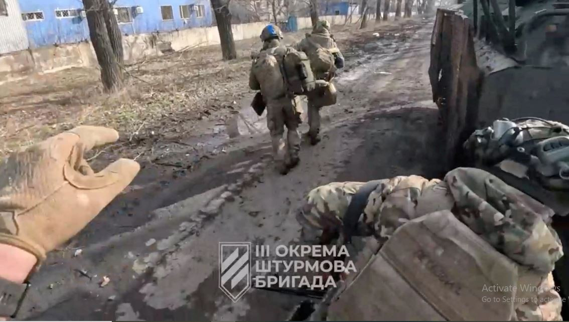 Khi đó, bất kỳ hành động đột phá hoặc rút chạy của Quân đội Ukraine khỏi Avdiivka sẽ bị hỏa lực pháo binh của quân Nga ngăn chặn. Mặc dù hỏa lực pháo binh và thậm chí là cả bom hàng không của Nga thả liên hồi, nhưng cũng không ngăn được quân Ukraine rút chạy.