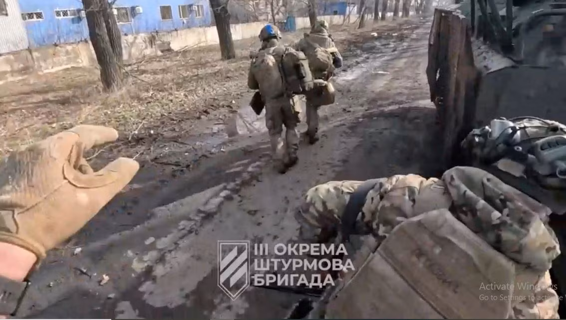 Khi đó, bất kỳ hành động đột phá hoặc rút chạy của Quân đội Ukraine khỏi Avdiivka sẽ bị hỏa lực pháo binh của quân Nga ngăn chặn. Mặc dù hỏa lực pháo binh và thậm chí là cả bom hàng không của Nga thả liên hồi, nhưng cũng không ngăn được quân Ukraine rút chạy.