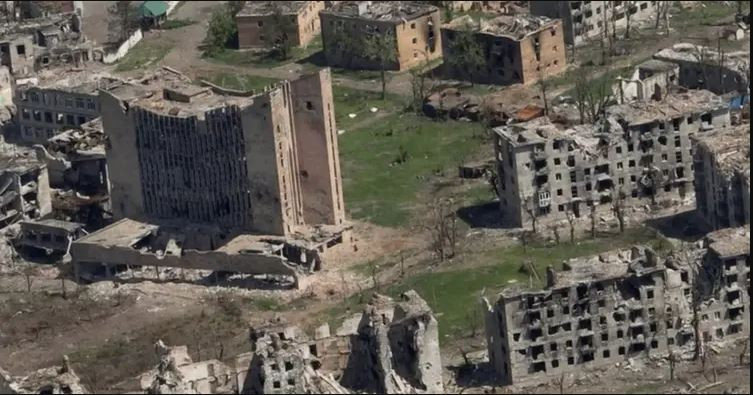 Trong bình luận với NTY, binh lính Ukraine mô tả "sự bối rối và tuyệt vọng" của họ khi chạy trốn khỏi Avdiivka. Đầu năm nay, người Nga đã vượt qua được tuyến phòng thủ bên ngoài của thành phố và tổn thất của Ukraine bắt đầu gia tăng sau đó. Đồng thời, Nga tăng cường bắn phá các tuyến phòng thủ bằng bom.