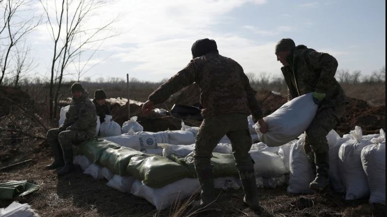 Lực lượng Ukraine rút khỏi thành phố Avdiivka, sẽ lùi về tuyến phòng thủ thuận lợi hơn để tránh bị quân Nga bao vây. Trên thực tế, trước khi ban hành lệnh rút lui chính thức, Tổng thống Zelensky đã nhiều lần từ chối yêu cầu rút lui của quân phòng thủ Avdiivka.