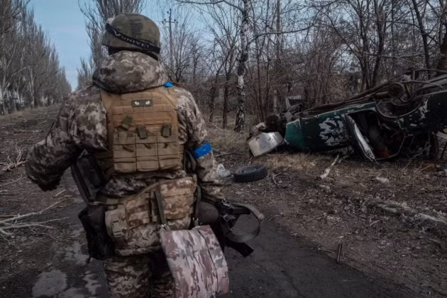 Tuy nhiên, tình thế nguy kịch đến mức quân Ukraine ở Avdiivka đã “bất tuân thượng lệnh” và “tự rút lui”, đặc biệt là các lực lượng của Lữ đoàn phòng vệ 110. Quân Ukraine ở nhiều vị trí khác nhau tự mình thoát khỏi vòng vây và bị tổn thất nặng nề trong quá trình rút chạy.