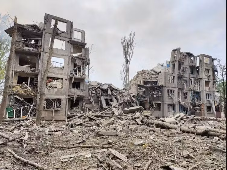 Vào sáng ngày 17/2, cuộc rút quân khỏi Avdiivka vẫn đang được tiến hành trong bối cảnh không quân của Nga hoạt động giảm do thời tiết khắc nghiệt. Bộ Tổng tham mưu Ukraine cho biết, tổn thất trong quá trình rút quân khỏi phía nam thành phố là "nhỏ". Nhưng các video đăng tải lên mạng xã hội cho thấy, sự rút lui của quân Ukraine nguy hiểm đến mức nào.