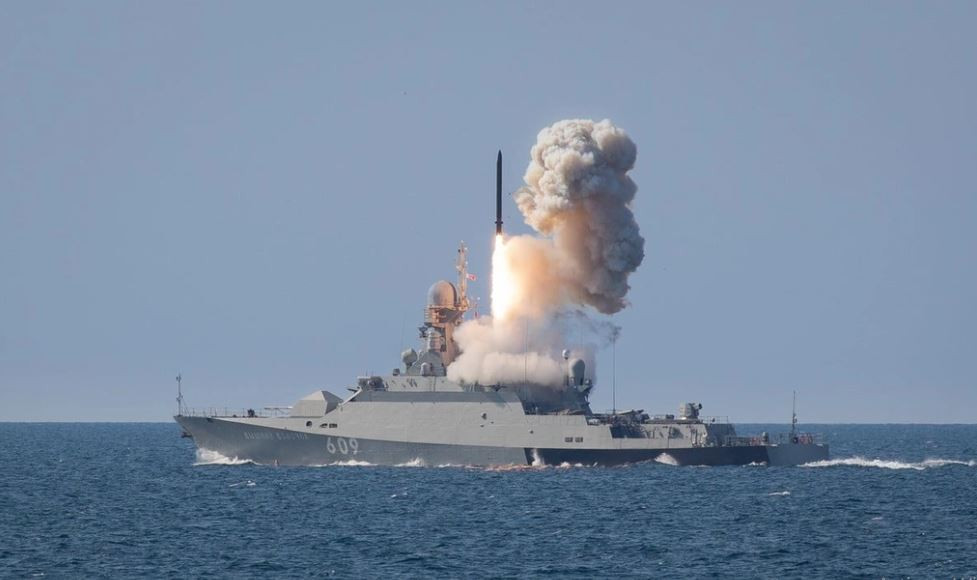 Cuộc tấn công của Nga cuối cùng đã nổ ra, một tàu tên lửa nhỏ của Hạm đội Biển Đen của Nga bí mật xuất hiện gần cảng Odessa. Bốn tên lửa dẫn đường được phóng liên tiếp và nhanh chóng khóa mục tiêu. 