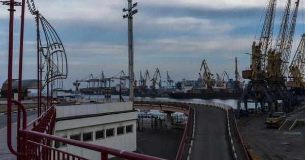 Chiếc tàu cuối cùng đã đến cảng Odessa, nhưng việc neo đậu của nó gây ra nhiều vấn đề hơn, khi con tàu ở lại chưa đầy hai mươi phút. Có mục đích gì cho thời gian lưu trú ngắn hạn này không? Câu hỏi này thật đáng lo ngại, như thể màn đêm Biển Đen đã rơi vào sự im lặng chờ đợi. 