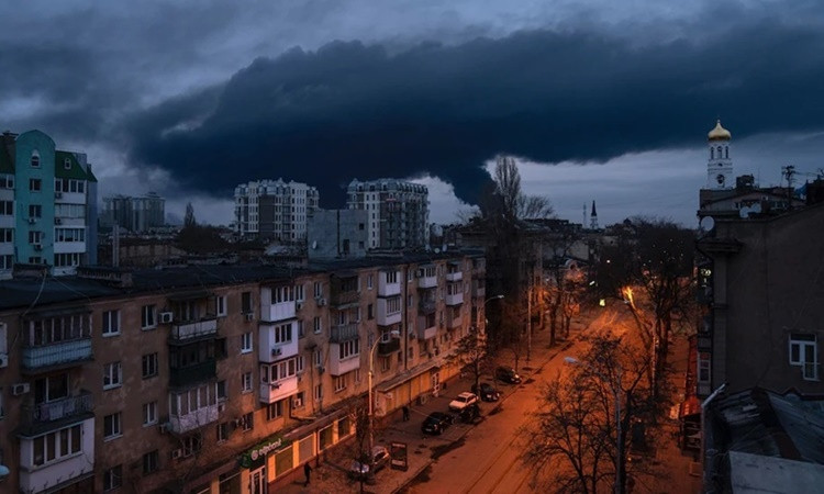 Không chỉ vậy, cơ sở vật chất của cảng Odessa còn chịu thiệt hại nặng nề. Vụ nổ gây hư hại nghiêm trọng bến cảng và khu vực bến tàu cũng bị ảnh hưởng rất lớn. Là một trung tâm kinh tế quan trọng của Ukraine, cảng Odessa sẽ phải đối mặt với việc sửa chữa và tái thiết lâu dài. 