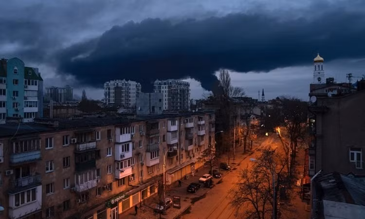 Không chỉ vậy, cơ sở vật chất của cảng Odessa còn chịu thiệt hại nặng nề. Vụ nổ gây hư hại nghiêm trọng bến cảng và khu vực bến tàu cũng bị ảnh hưởng rất lớn. Là một trung tâm kinh tế quan trọng của Ukraine, cảng Odessa sẽ phải đối mặt với việc sửa chữa và tái thiết lâu dài. 