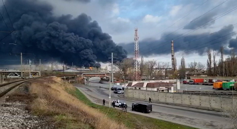 Tên lửa xuyên qua bầu trời đêm và hướng thẳng về phía tàu hàng bí mật của Ukraine đang neo đậu. Một tiếng nổ lớn vang lên, bốn tên lửa bắn trúng chính xác, con tàu lạ lập tức phát nổ, gây ra hàng loạt phản ứng dây chuyền. 