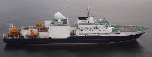 Các tàu do thám này được trang bị các tàu ngầm lặn sâu; tàu Yantal thường hoạt động gần bờ biển các nước phương Tây, đồng thời cũng thường xuyên xuất hiện ở Đại Tây Dương, Địa Trung Hải và Vịnh Ba Tư. Năm 2016, hai máy bay trên tàu sân bay Kuznetsov đã bị rơi ở Địa Trung Hải, và tàu Yantal đã tham gia trục vớt xác máy bay. Nguồn ảnh: Pinterest.