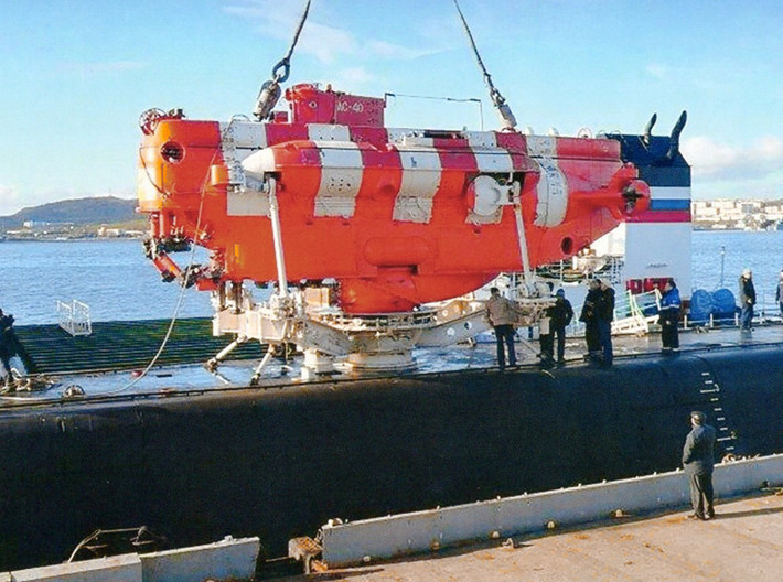 Quân đội Nga cũng được trang bị các tàu ngầm lặn sâu do phương Tây sản xuất, được sử dụng để thăm dò đáy biển và tìm kiếm tàu ngầm bị chìm.