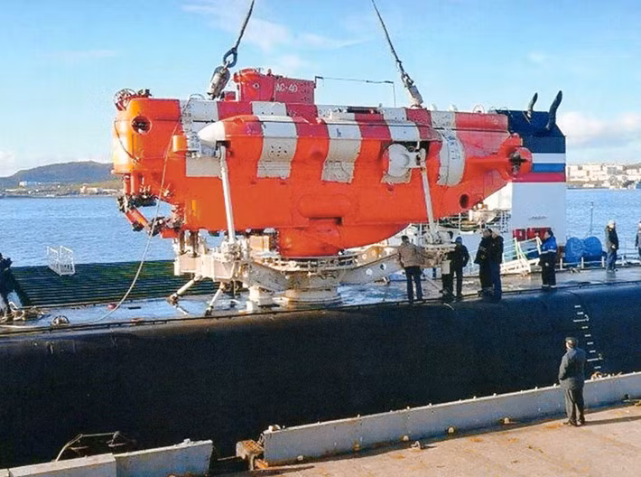 Quân đội Nga cũng được trang bị các tàu ngầm lặn sâu do phương Tây sản xuất, được sử dụng để thăm dò đáy biển và tìm kiếm tàu ngầm bị chìm.