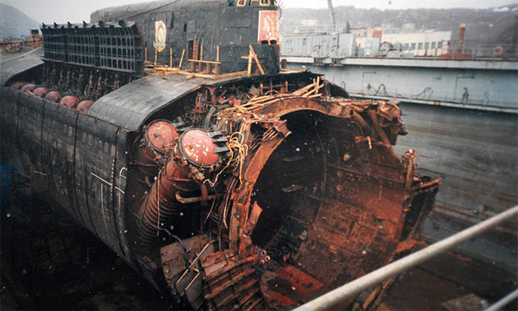 Năm 2000, khi tàu ngầm hạt nhân Kursk của Nga gặp nạn trên biển Baren, tàu ngầm đặc biệt của Nga không thể thực hiện các hoạt động cứu hộ. Tình huống này lại xảy ra vào năm 2005, khi một tàu ngầm của Nga cần cứu hộ khi nó đang hoạt động dưới biển. Sau đó, người Nga phải cầu cứu Anh.