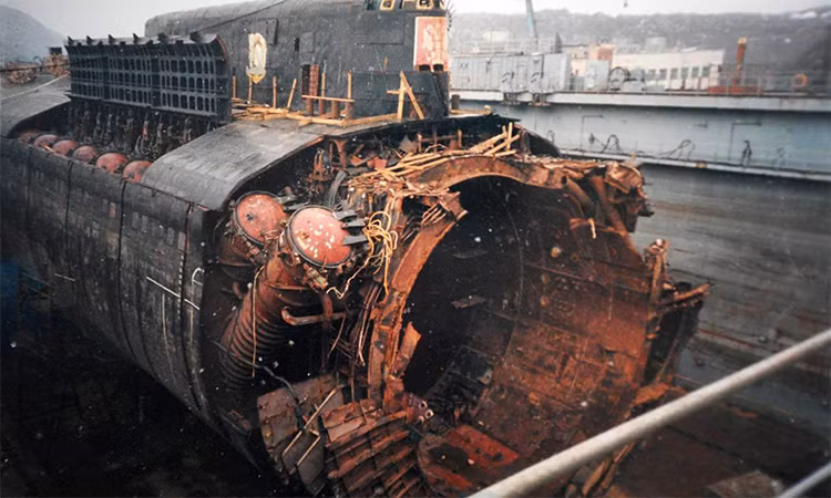 Năm 2000, khi tàu ngầm hạt nhân Kursk của Nga gặp nạn trên biển Baren, tàu ngầm đặc biệt của Nga không thể thực hiện các hoạt động cứu hộ. Tình huống này lại xảy ra vào năm 2005, khi một tàu ngầm của Nga cần cứu hộ khi nó đang hoạt động dưới biển. Sau đó, người Nga phải cầu cứu Anh.