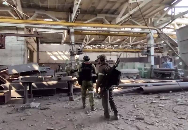 Theo một số thông tin được tờ Topwar.ru đăng tải, hiện có một số số nỗ lực đàm phán giữa quân Nga, với lực lượng cố vấn quân sự của NATO, nhằm đảm bảo cho lực lượng này rút lui an toàn. Tuy nhiên, vẫn chưa rõ chính xác kết quả cuộc đàm phán kết thúc như thế nào?