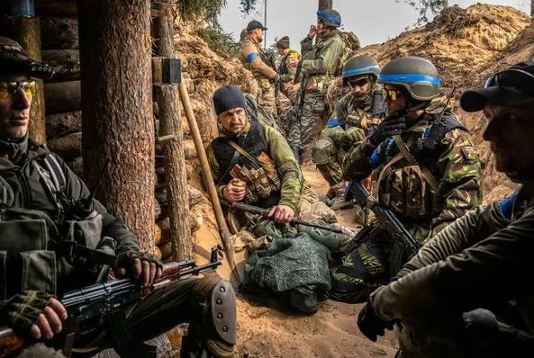 Các cuộc tấn công bất ngờ trước đó theo hướng phía tây Avdiivka, Marinka và Toretsk, một khi “lỗ hổng” xuất hiện, Tướng Mordvichev sẽ nhanh chóng tập hợp một số lượng quân số lớn, để nhanh chóng xé toạc trận địa phòng ngự của đối phương. Trận Toretsk vừa qua là ví dụ.