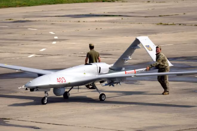Dù cuộc tấn công bằng UAV của Ukraine từ đâu chăng nữa, cũng đã khiến 5 người bị thương và phía Nga đã khẩn cấp hủy bỏ lễ kỷ niệm Ngày Hải quân ở Sevastopol. Thị trưởng Sevastopol Mikhail Razvozaev yêu cầu: Xin hãy bình tĩnh và nếu có thể, hãy ở trong nhà. 