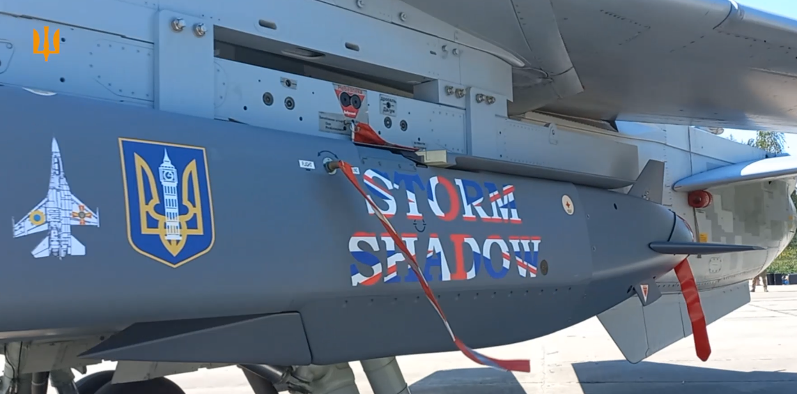 Tuy nhiên, trong số 11 chiếc Su-24M, chỉ có 5 chiếc được trang bị tên lửa Storm Shadow/SCALP. Khi số Su-24M đến ranh giới giữa tỉnh Odessa và Mykolaiv, số Su-24M này tách ra, 9 chiếc ở lại và 2 chiếc bay về phía nam tới Ochakiv. Khoảng giữa trưa, 8 tên lửa Storm Shadow/SCALP được phóng về Crimea.