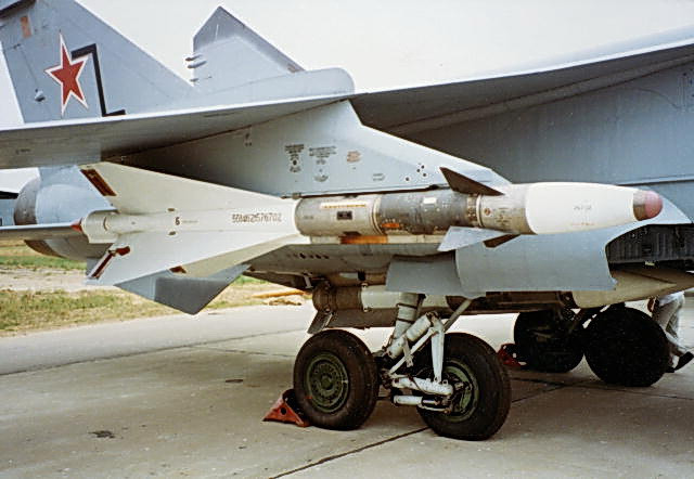 Hơn một chục chiếc MiG-25 tốc độ cao, mỗi chiếc được trang bị 4 tên lửa R-40 với tầm bắn 90 km, là mối đe dọa nghiêm trọng đối với các máy bay cỡ lớn của quân đội Mỹ. Các máy bay chiến đấu của Không quân Mỹ có thể bắn hạ MiG-25, nhưng cần đảm bảo bắn hạ tất cả số MiG-25, để bảo vệ an toàn cho E-3.