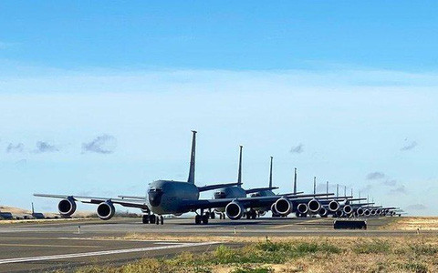 Các đối thủ của Mỹ từ thời Chiến tranh Lạnh đều biết tầm quan trọng của những chiếc máy bay giá trị cao này. Vì vậy, khi những chiếc máy bay cỡ lớn này, ngay từ lần đầu tiên được đưa vào phục vụ trong quân đội Mỹ, Liên Xô đã bắt đầu phát triển các chiến thuật tiêu diệt chúng.