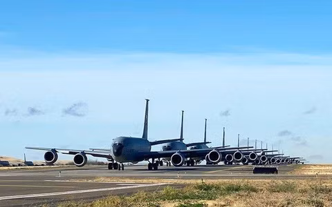 Các đối thủ của Mỹ từ thời Chiến tranh Lạnh đều biết tầm quan trọng của những chiếc máy bay giá trị cao này. Vì vậy, khi những chiếc máy bay cỡ lớn này, ngay từ lần đầu tiên được đưa vào phục vụ trong quân đội Mỹ, Liên Xô đã bắt đầu phát triển các chiến thuật tiêu diệt chúng.