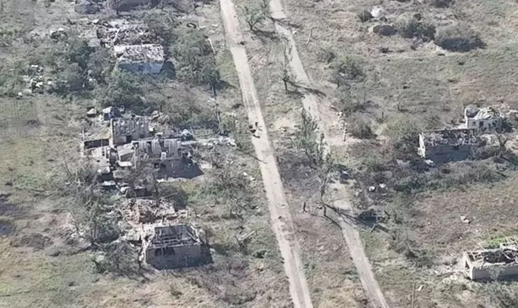 Toàn bộ làng Rabotino được cho là vẫn nằm trong “vùng xám (khu vực tranh chấp giữa hai bên và không do bên nào chiếm giữ)”, trong khi quân Nga dù đã rút lực lượng chiến đấu trực tiếp, nhưng vẫn tiếp tục phản công cục bộ bằng pháo kích dữ dội vào quân Ukraine trong làng.