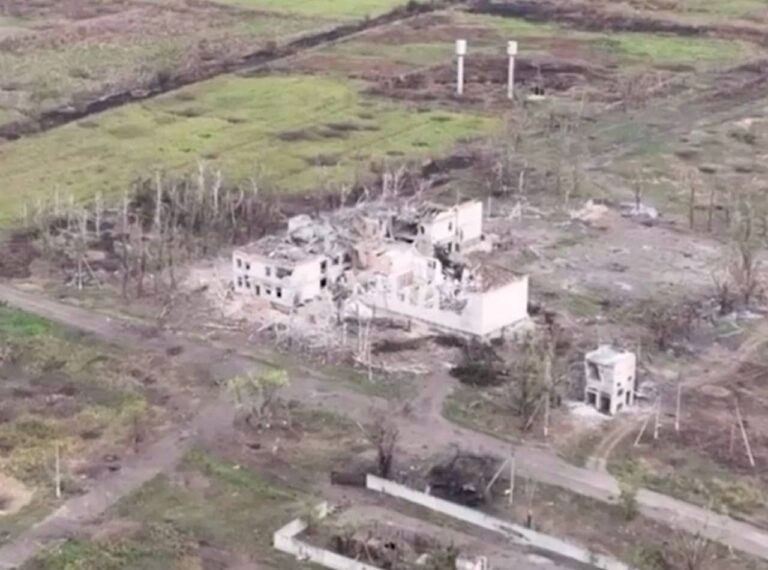 Sau khi quân Nga rút khỏi khu vực phía nam làng Rabotino, Không quân Nga cũng bắt đầu ném bom hạng nặng vào Quân đội Ukraine tại đây. Đến tối, Quân đội Ukraine đã cố gắng điều động thêm lực lượng bằng xe chiến đấu bộ binh Bradley vào trong làng, nhằm cố gắng củng cố các chốt phòng ngự.