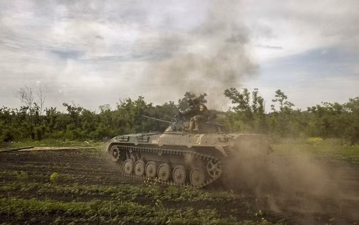 Còn Tướng Oleksandr Tanavsky, Tư lệnh chiến trường miền Nam của Quân đội Ukraine, trước đó đã nói trong một cuộc phỏng vấn với tờ Observer của Anh rằng, họ đã chọc thủng tuyến phòng thủ đầu tiên của quân đội Nga. 