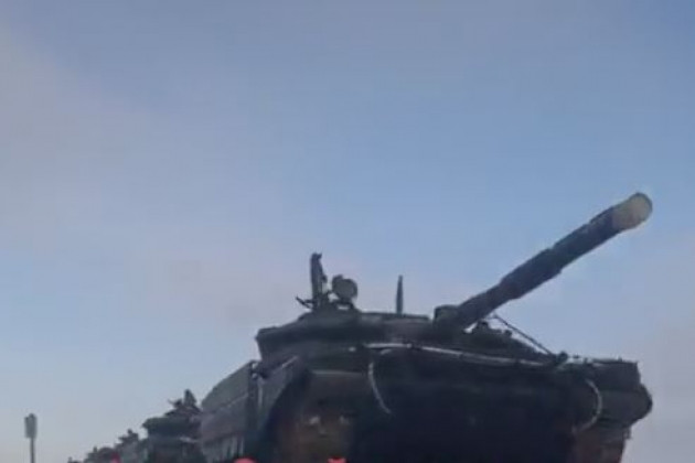 Ngày hôm nay, trên mạng xã hội, xuất hiện một đoạn video quay một đoàn tàu chở nhiều loại thiết bị quân sự, do các nhân viên của tuyến đường sắt Nga thực hiện, khởi hành theo hướng biên giới Nga-Ukraine.