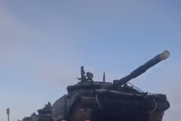 Ngày hôm nay, trên mạng xã hội, xuất hiện một đoạn video quay một đoàn tàu chở nhiều loại thiết bị quân sự, do các nhân viên của tuyến đường sắt Nga thực hiện, khởi hành theo hướng biên giới Nga-Ukraine.