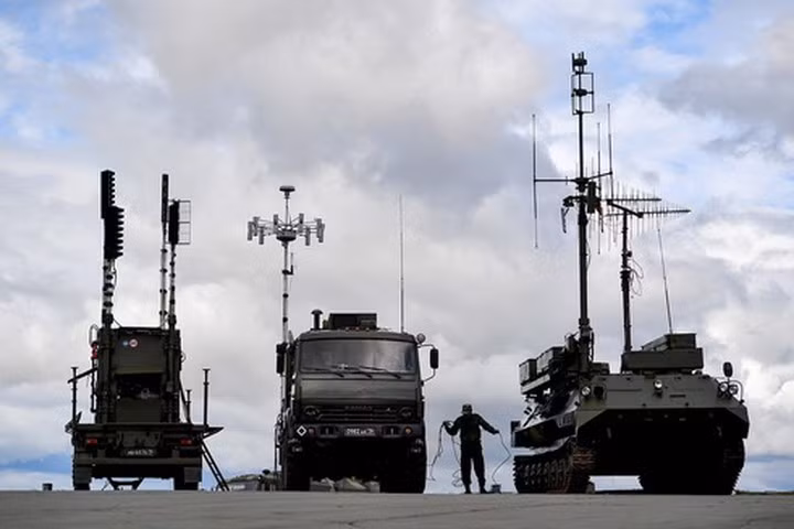 Đến nay, do căng thẳng gần biên giới Nga – Ukraine, Quân đội Nga đã triển khai các hệ thống tình báo điện tử và tác chiến điện tử gần biên giới Ukraine. Những thiết bị này, cho phép phía Nga nhanh chóng nhận được thông tin có giá trị về các hành động của Quân đội Ukraine.