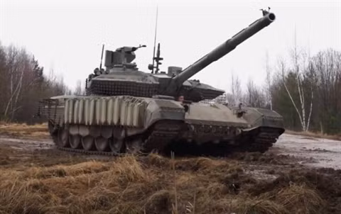 Xe tăng T-90M Proryv có sự khác biệt nổi bật so với các loại xe tăng khác được sử dụng trong chiến dịch quân sự đặc biệt. Điều này chủ yếu là do các phương tiện chiến đấu đầu tiên thuộc loại này chỉ xuất hiện trong biên chế quân đội Nga vào năm 2020.