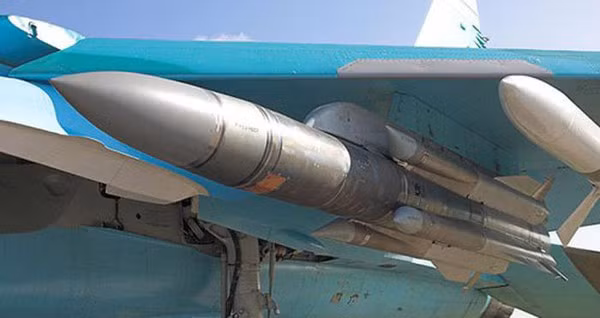 Nhưng với khả năng tác chiến điện tử và trình độ chuyên nghiệp hơn của các phi công Su-35, đã giúp phi công phát hiện ra mối đe dọa của tên lửa Ukraine và phản đòn tấn công bằng tên lửa hành trình chống radar Kh-31P.