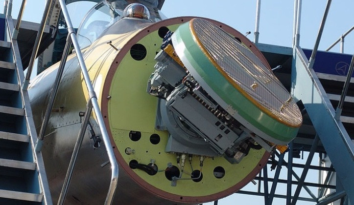 Mặc dù vũ khí của Su-35, như tên lửa không đối không tầm trung tiên tiến của Nga như R-77, không kém gì Meteor của Pháp hay AIM-120C của Mỹ; nhưng radar của Su-35 kém hơn so với radar trang bị trên Rafale của Pháp và F-15EX của Mỹ.