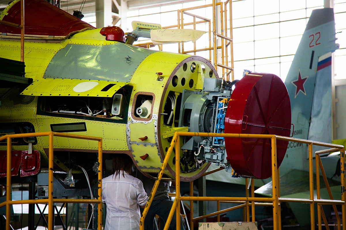 Ngoài lý do chính trị và ngoại giao, những khiếm khuyết kỹ thuật của Su-35 lâu nay đã bị bỏ qua, đó chính là radar của Su-35, sử dụng loại mảng pha thụ động PESA “Snow Leopard-E”; có sự khác biệt về thế hệ với radar AESA “Rotten Street” 77-1 hiện nay.