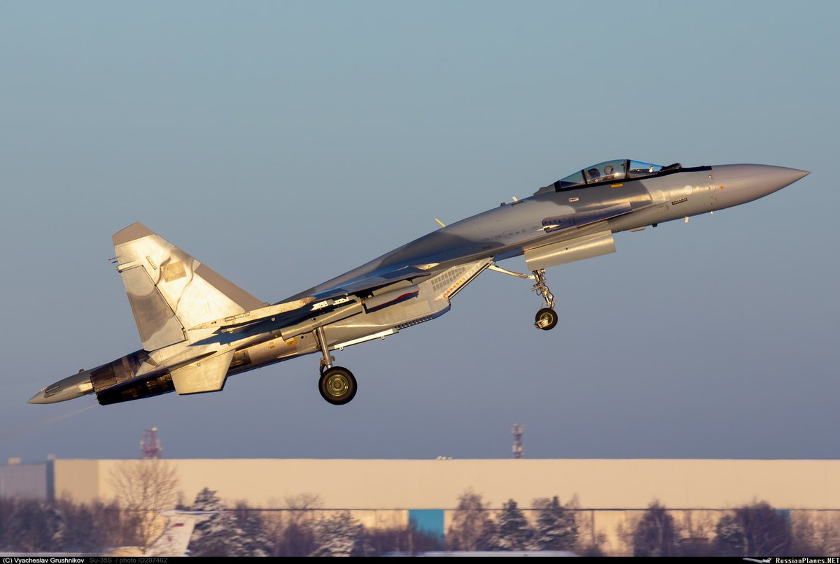 Là phiên bản cải tiến sâu của máy bay chiến đấu chiếm ưu thế trên không Su-27 Flanker nổi tiếng, được phát triển từ thời Liên Xô, Su-35 (hay còn gọi là Su-35S) cho đến nay vẫn là khách hàng chính của Nga và Trung Quốc. 
