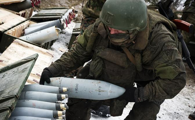 Vào sáng 13/11, Avdeevka có sương mù rất dày đặc; tuy nhiên, sương mù đã giúp quân Nga trong việc bí mật tiếp cận khu vực khu công nghiệp phía nam, đánh bật quân Ukraine vẫn còn bám trụ và các trận đánh vẫn tiếp tục. Theo bản đồ địa hình, phần phía nam của Avdiivka là nơi cao nhất trong thành phố.